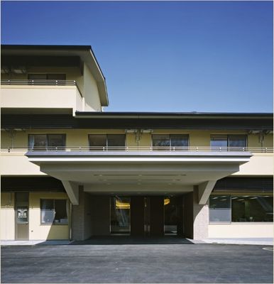 落ち着いた外観の建物