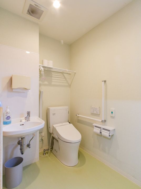 バリアフリーのトイレ空間