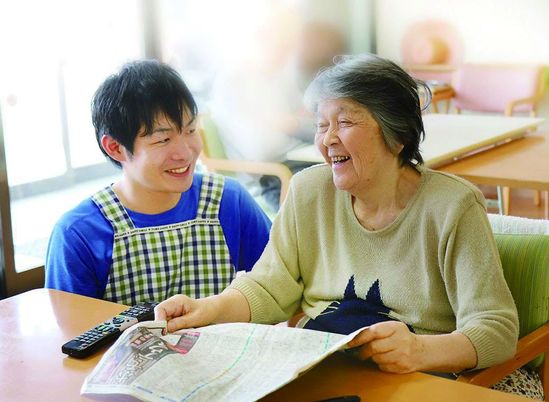 笑顔で会話する様子 居室