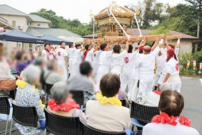お祭りの様子の庭