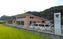緑に囲まれた建物外観