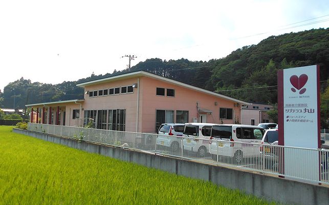 緑に囲まれた建物外観