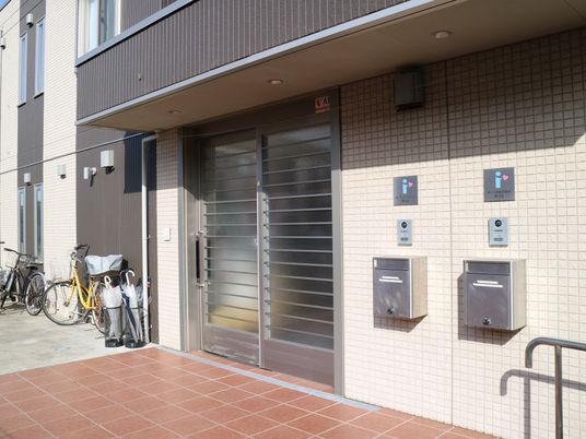 エントランスと自転車置き場