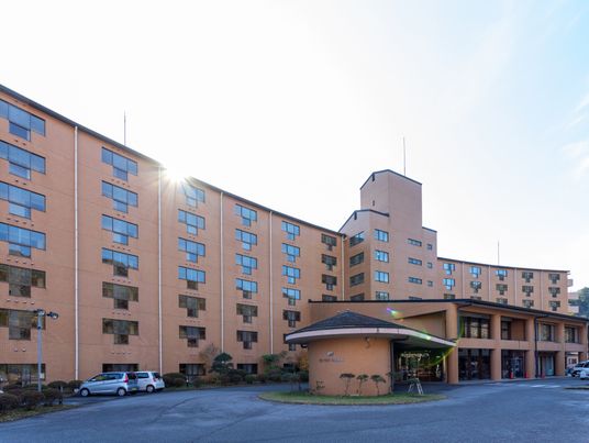 広々とした施設の外観