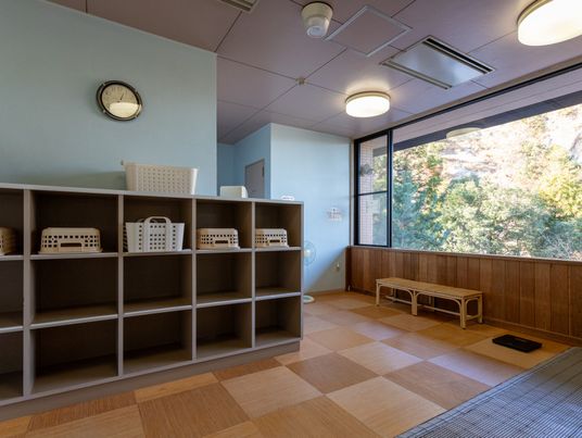 開放感ある温かみのある廊下