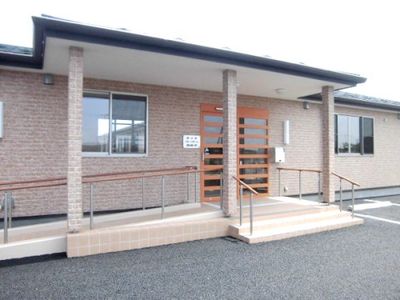 レンガ調の建物エントランス