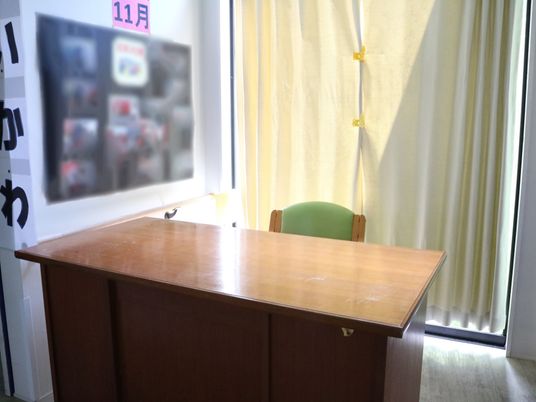 明るい卓上と椅子