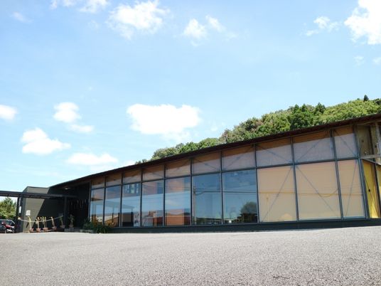 モダンな外観の建物