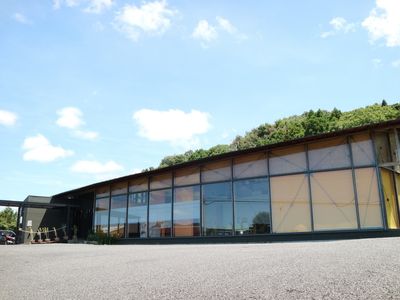 モダンな外観の建物