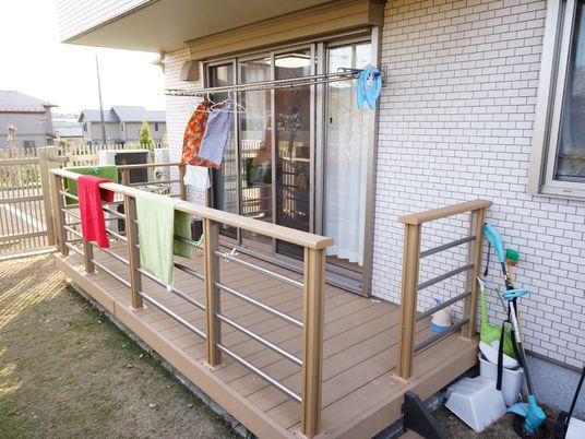 洗濯物が干されたバルコニー