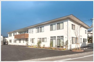 広い駐車場の建物外観
