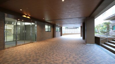 開放的なエントランス