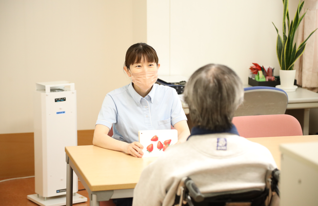 相談するスタッフと入居者