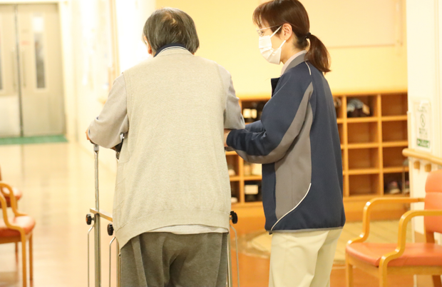 職員が利用者をサポートする廊下