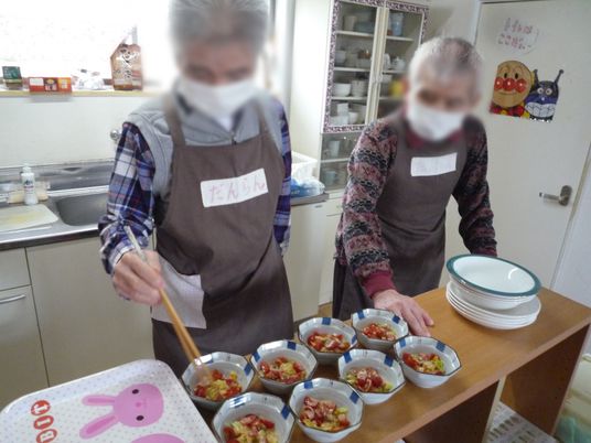 料理を準備中のキッチン
