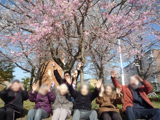 笑顔の交流を楽しむ庭園