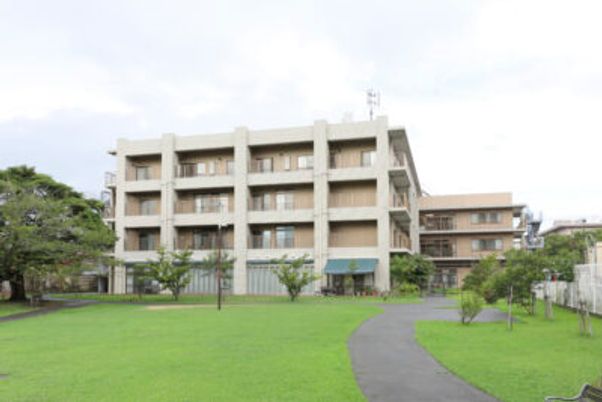 広々とした建物の庭