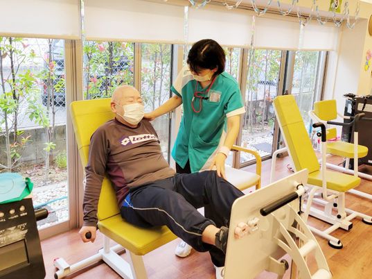 リハビリを受ける男性の様子 機能訓練室