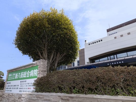 看板つき施設外観