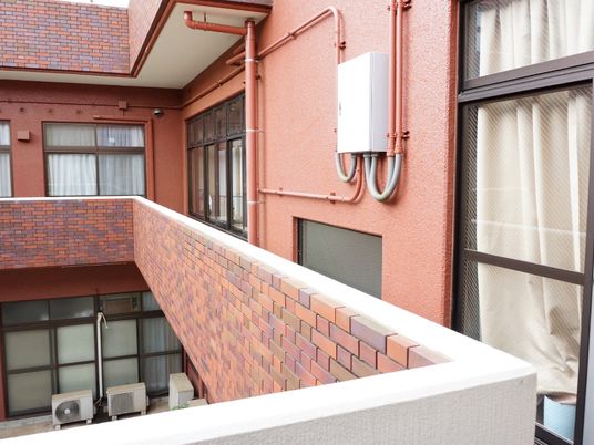 赤い外壁の建物のバルコニー