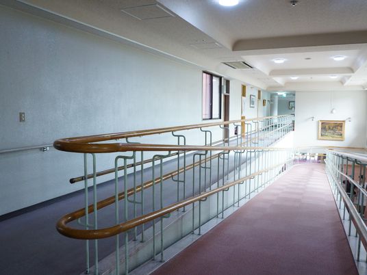 安全な手すり付き廊下