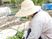 帽子をかぶった人が園芸