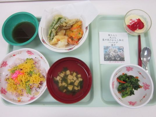色とりどりの食事のトレー