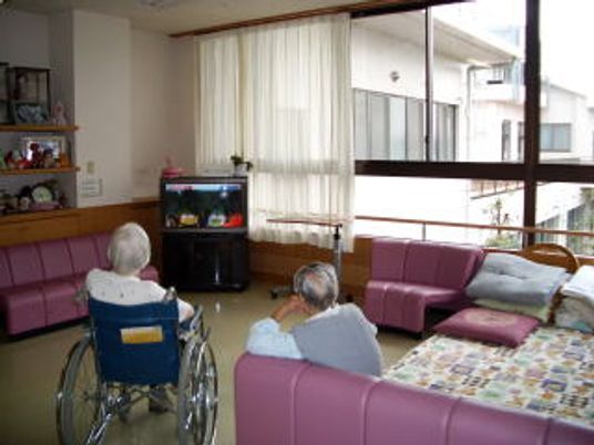 窓から光が差し込むリビング