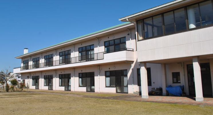 広々とした庭付き建物外観