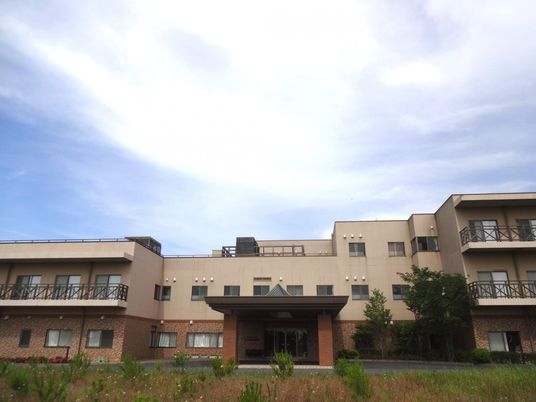 広々とした建物外観
