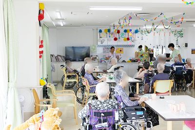 笑顔で過ごすダイニングルーム