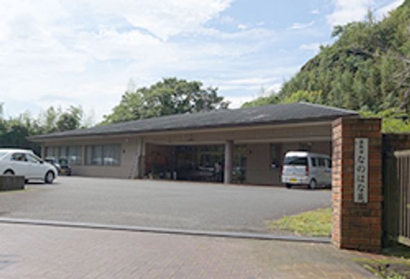 広い駐車場の外観