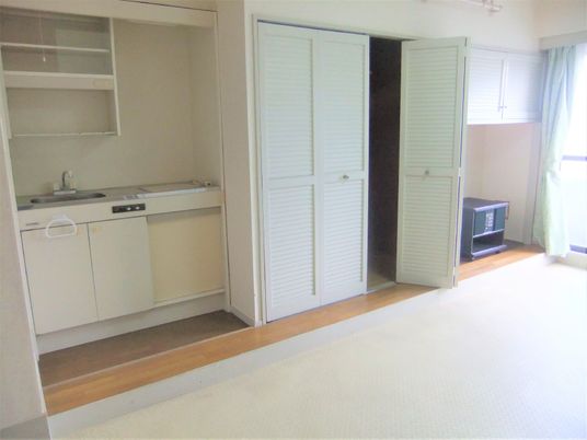 明るい居室の一角