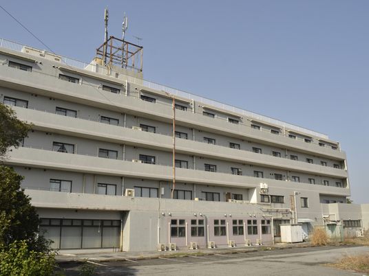 広い建物の外観