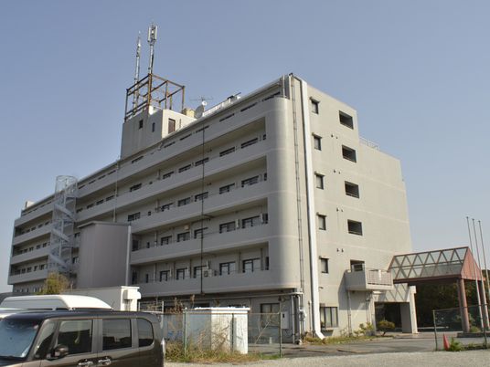 大きな建物の外観