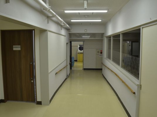 手すり付きの廊下