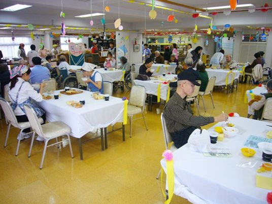 明るい食堂の様子