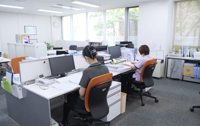 働くスタッフの様子オフィス