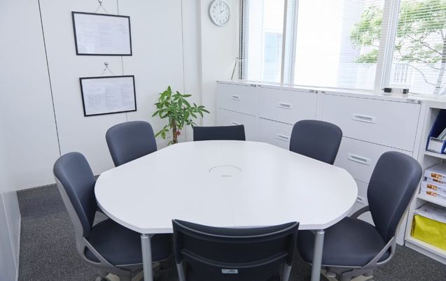 会議用テーブルの部屋  