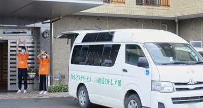 笑顔で手を振るスタッフ
