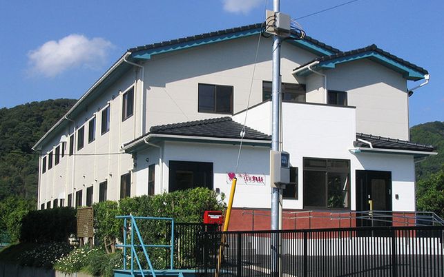 緑に囲まれた外観