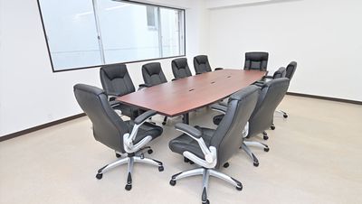 会議室のテーブルと椅子
