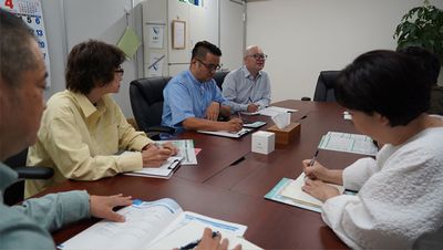 会議を行うスタッフイメージ