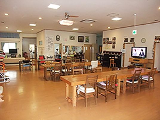 自然光の明るいダイニングルーム  