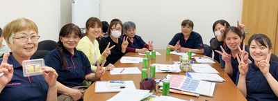 ミーティング中のスタッフ