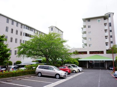 緑豊かな建物の外観