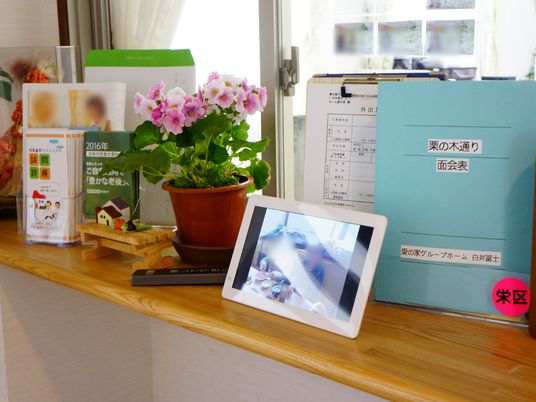 受付カウンターと情報資料