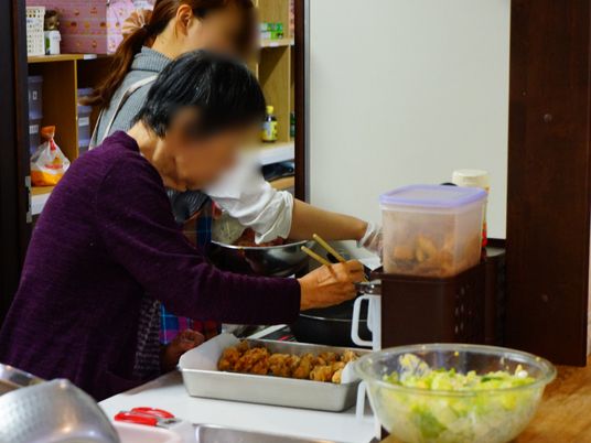 活気あるキッチンの様子