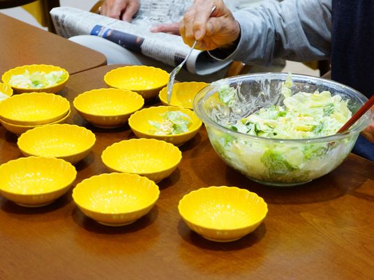 料理準備する手と丼