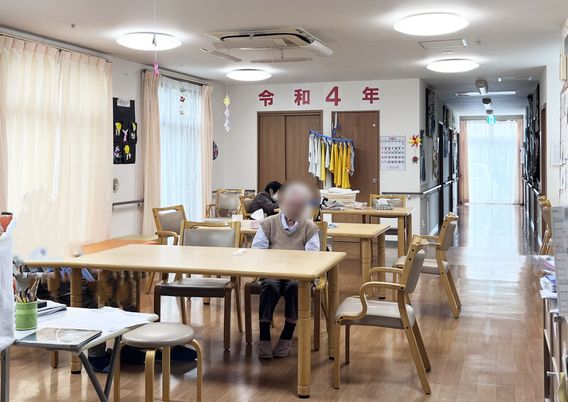 明るく広いラウンジ